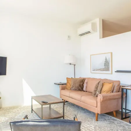 Modern East Side 1Br Apt With Balcony, Pool, And Gym
